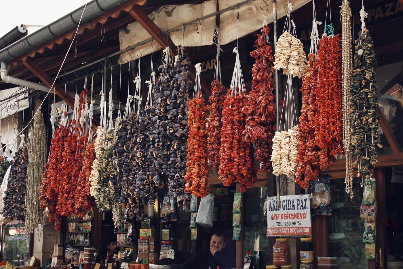Gaziantep pazarında asılı kurutulmuş biber, patlıcan ve sebzeler
